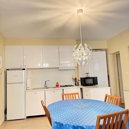 Le Favorin 1 Apartment Арл Екстериор снимка